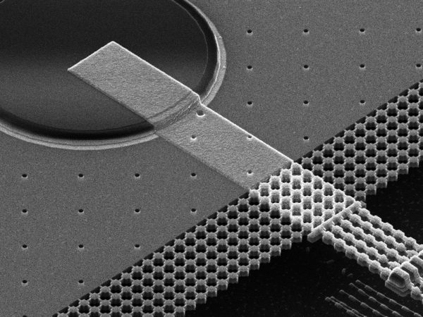 nanotechnology images quantum transducer device under microscope from Kavli Nanoscience at Caltech
